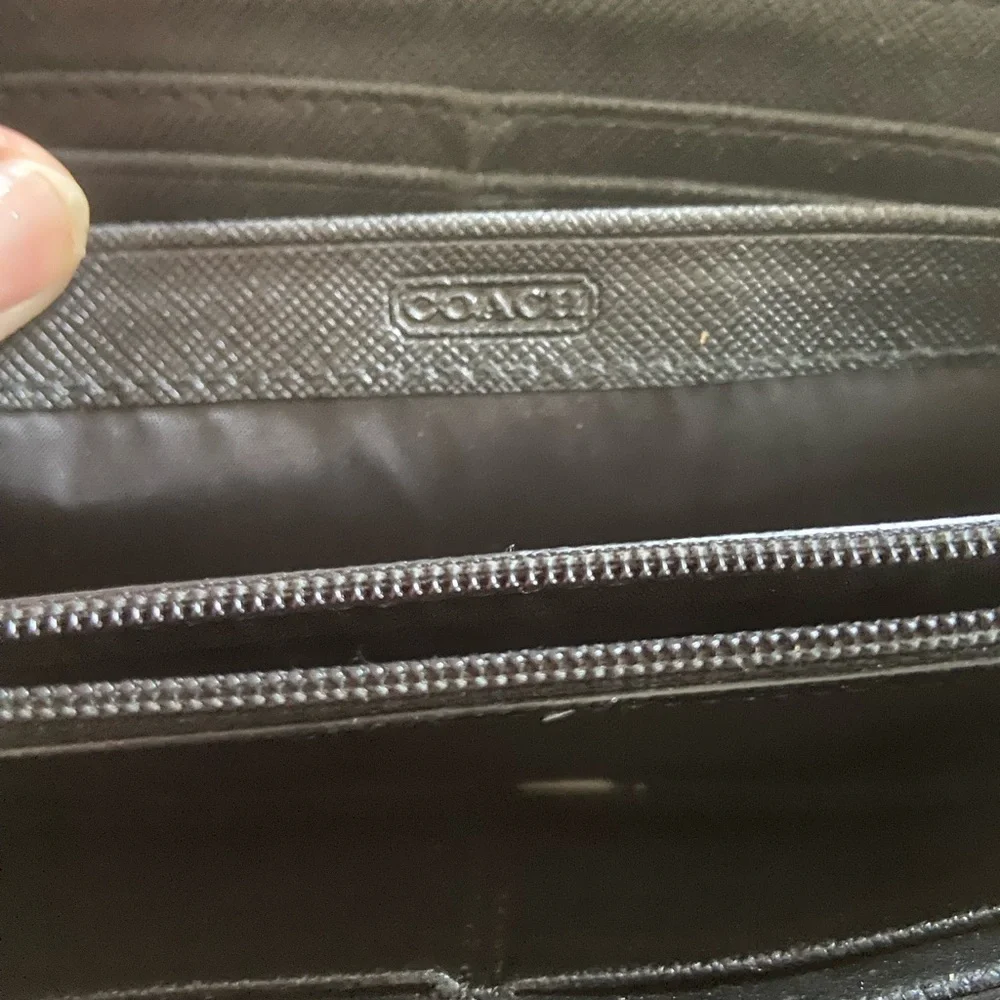 - COACH SIGNATURE STRIPE WITH SNAKE ACCORDION ZIP WALLET, Used